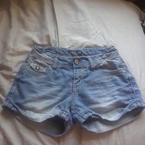 🌞 Denim Deluxe Wallflower Jean Shorts faded look
